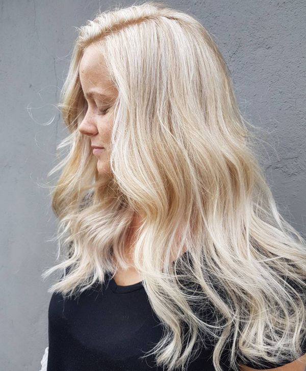 Blonde Haare mit Karamell Strähnen